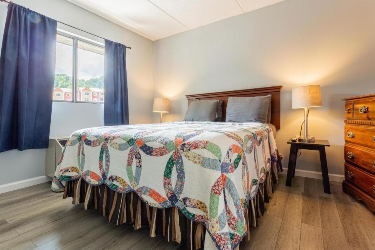 Family Bear Condos, Full King Suite, Kitchen, Pool Access Unit 103 Gatlinburg Exterior foto